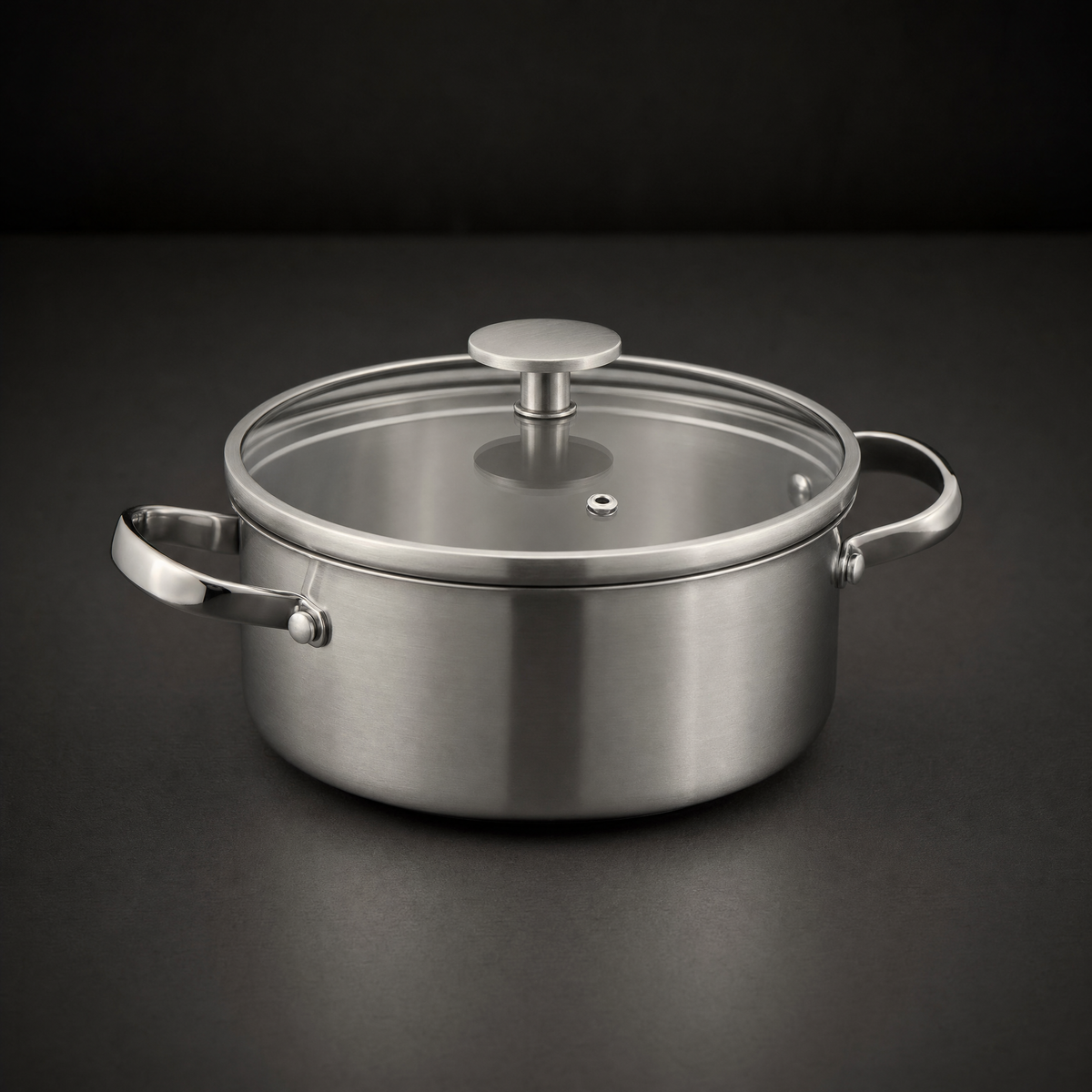 The 18cm saucepan with its tempered glass lid